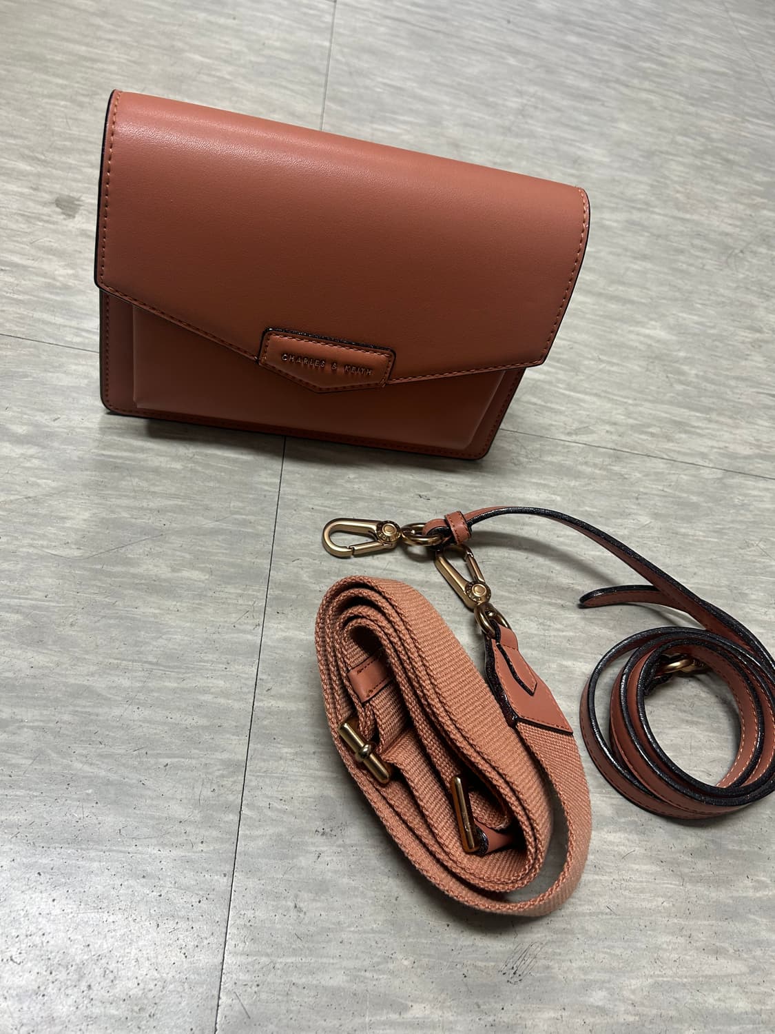 찰스앤키스 미니 크로스백 클레이 S 새상품급 가방 상품이미지1