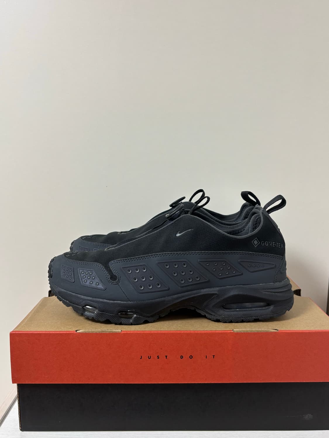 [285] 나이키 에어맥스 SNDR 고어텍스 블랙 앤 다크 스모크 그레이 상품이미지7