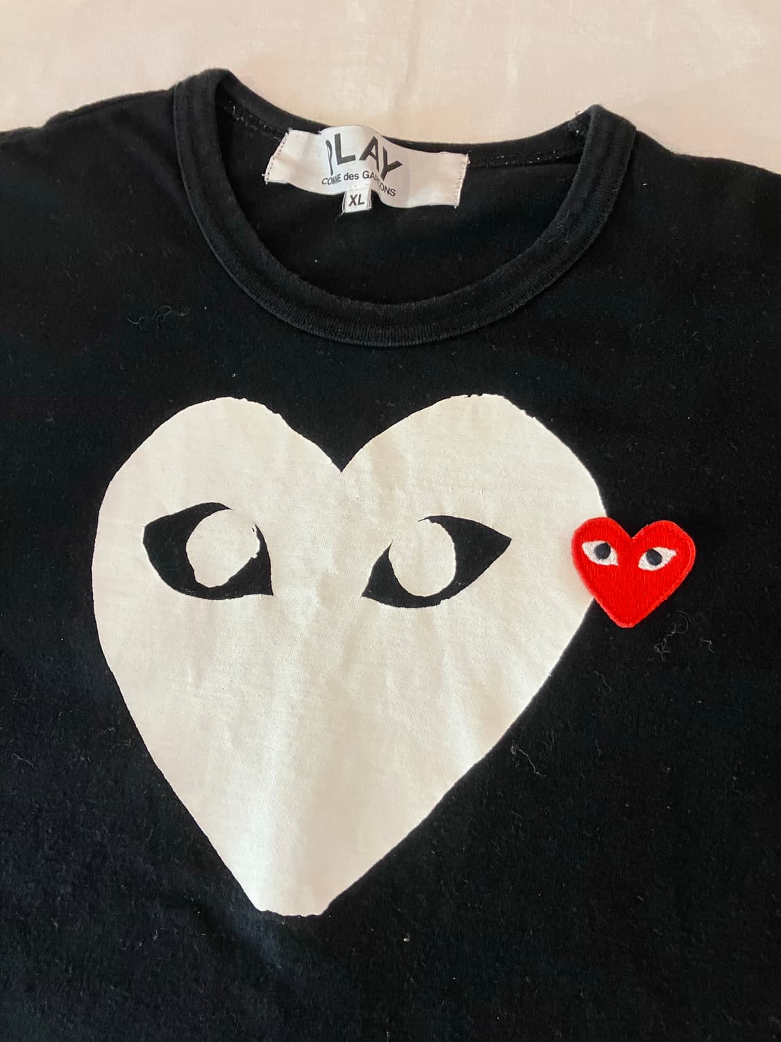 꼼데가르송 빅하트 프린팅 와펜 티셔츠 블랙 상품이미지2