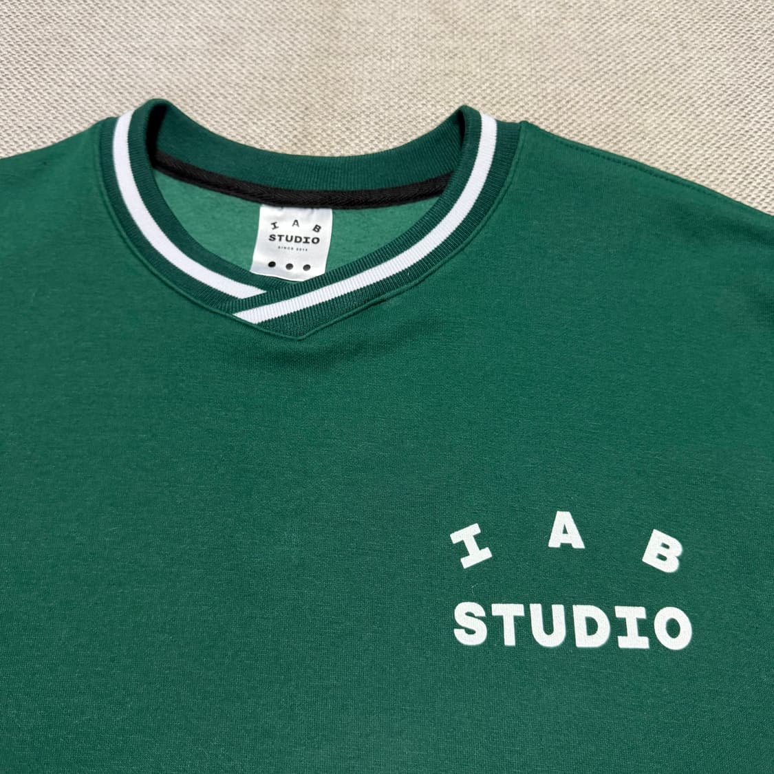 IAB 스튜디오 X 요넥스 맨투맨 그린 상품이미지2