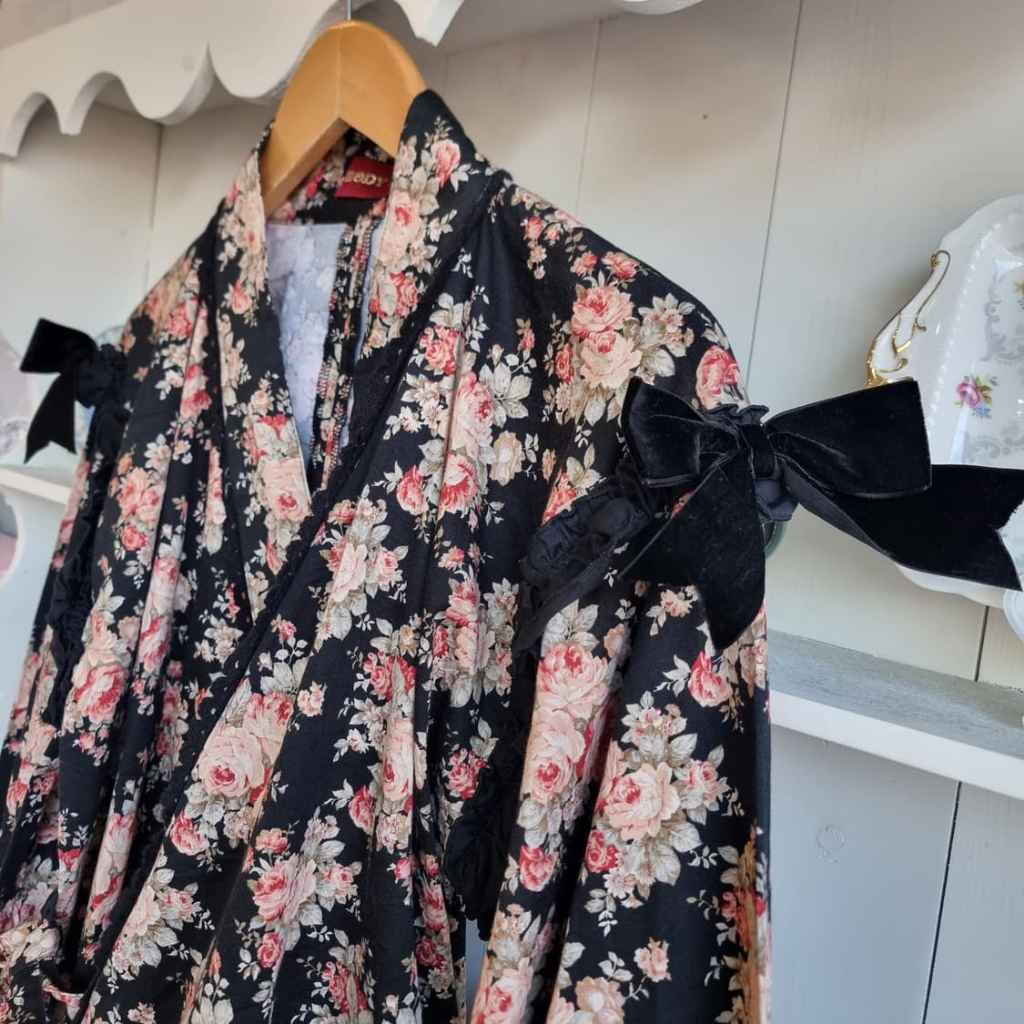 로즈 블랙 프릴 기모노 랩 블라우스 상품이미지2