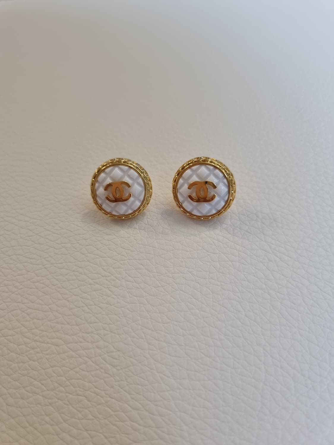 샤넬 화이트퀼팅 골드CC 단추 귀걸이 업사이클링 상품이미지4