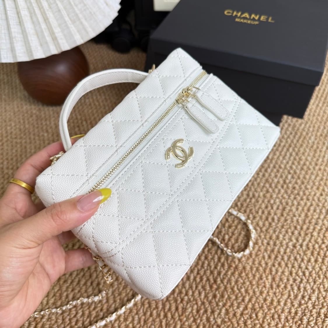 26신상 샤넬VIP 화이트 캐비어 롱 베니티 토드 체인숄더백 상품이미지4