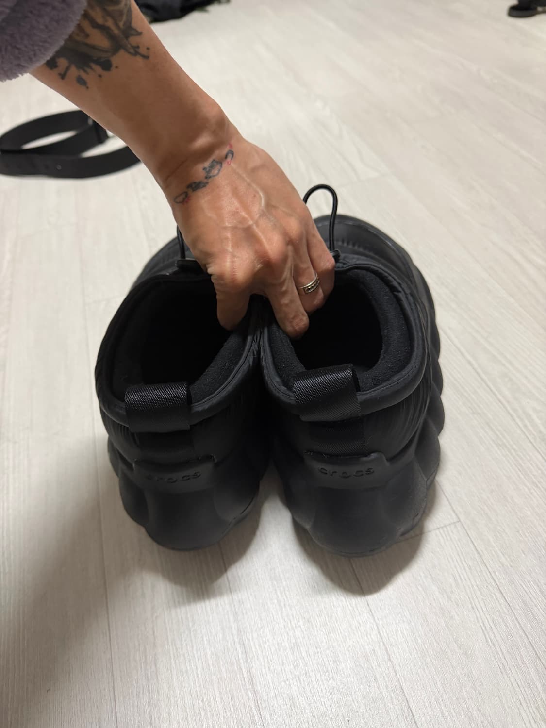 [265] 크록스 오버퍼프 쇼티 블랙 상품이미지5