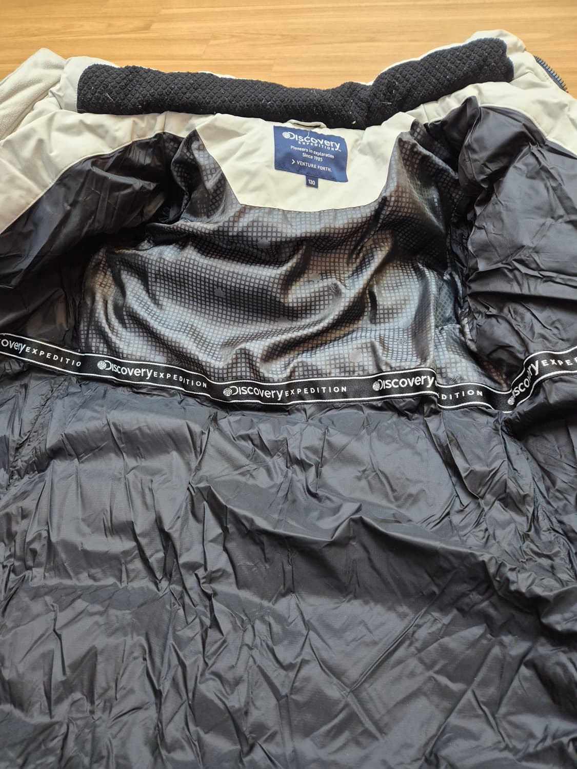 디스커버리 익스페디션 키즈 롱패딩 아이보리 색상입니다. 사이즈는 130입 상품이미지7