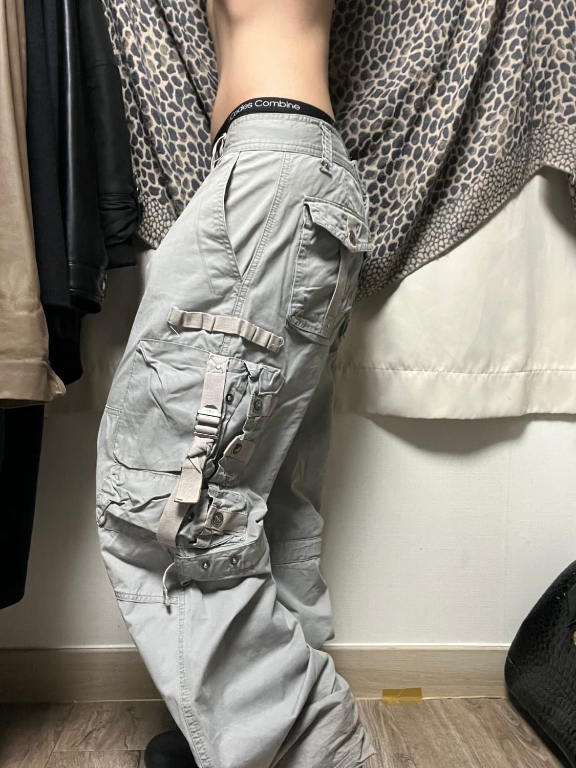 빅포켓 밴딩 디테일 그레이 카고팬츠 상품이미지4