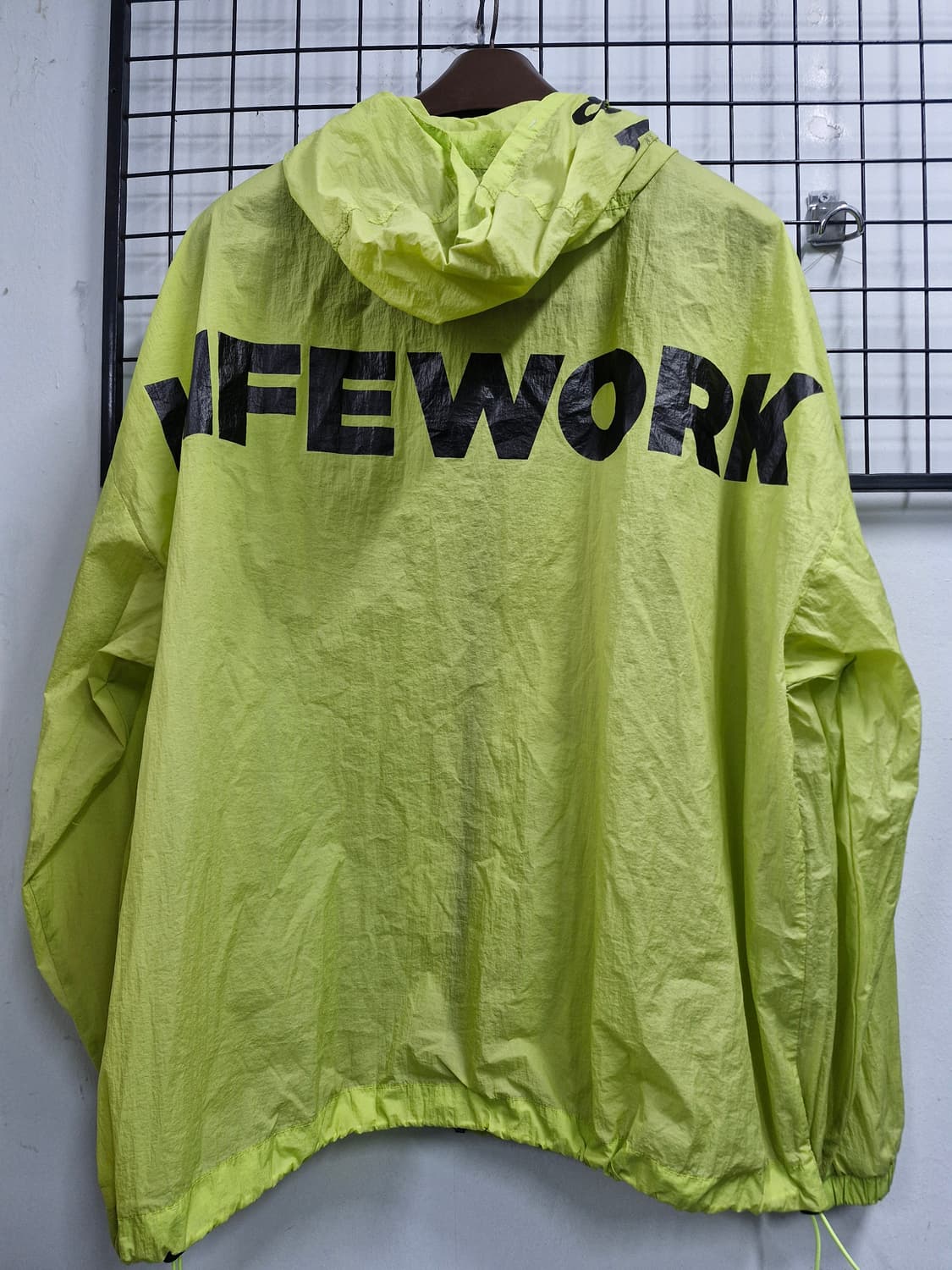 100L 라이프워크 네온 후드 바람막이 자켓. 상품이미지6