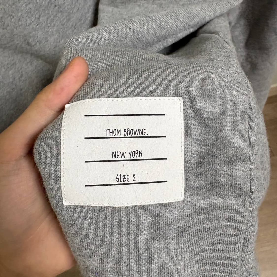 [2] 톰브라운 백삼선 맨투맨 그레이 상품이미지4
