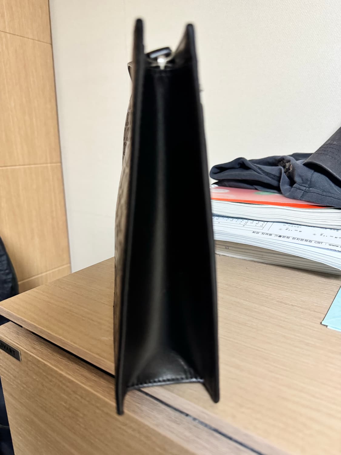 셀린느 트리옹프 엠보스 클러치백 상품이미지4