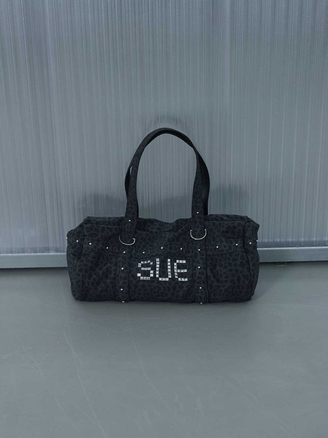 LEO STUDDED DUFFEL BAG / CHARCOAL 더플백 상품이미지3