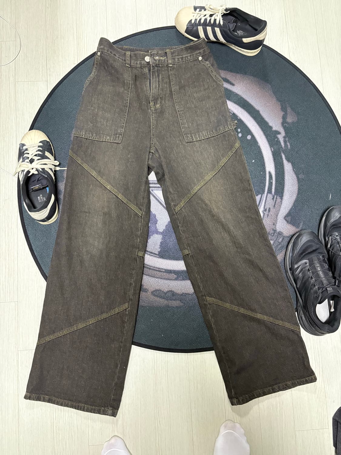 꼼파뇨 사선 절개 카펜터 팬츠 블랙브라운 상품이미지1