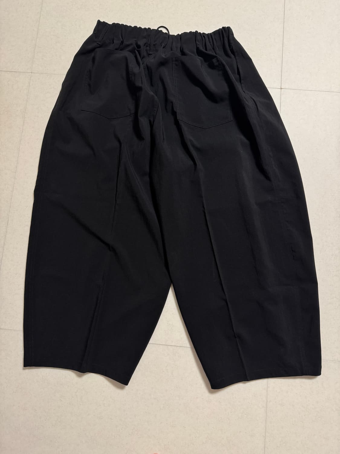 실라주 24ss 블랙 서큘러팬츠 폴리 100 상품이미지2