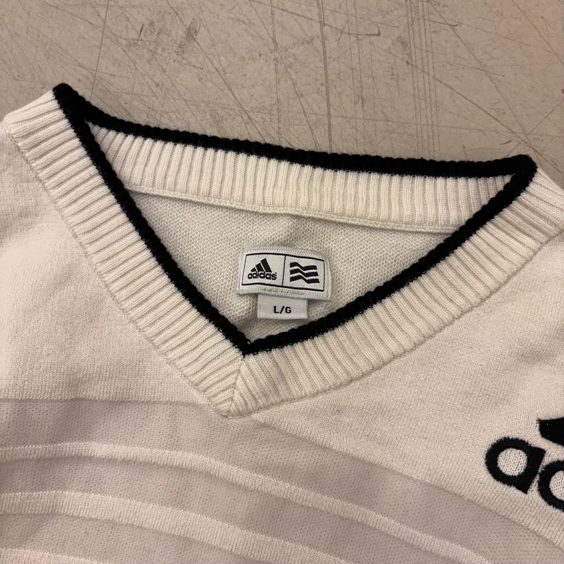 아디다스 스몰로고 스트라이프 브이넥 니트 상품이미지3