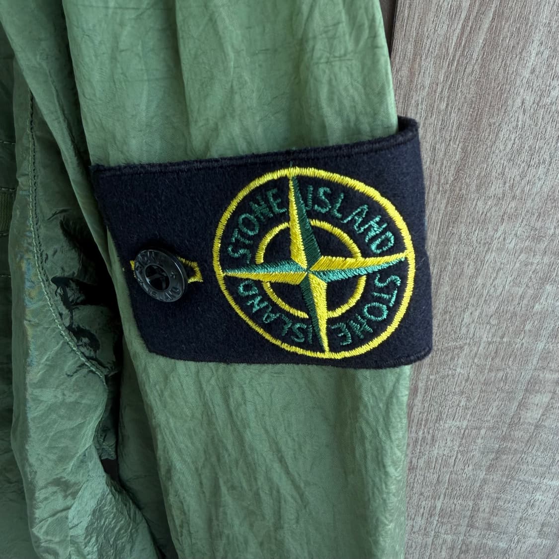 새상품(XL)스톤아일랜드 와펜 나일론 메탈 에코닐 오버셔츠 그린 상품이미지3