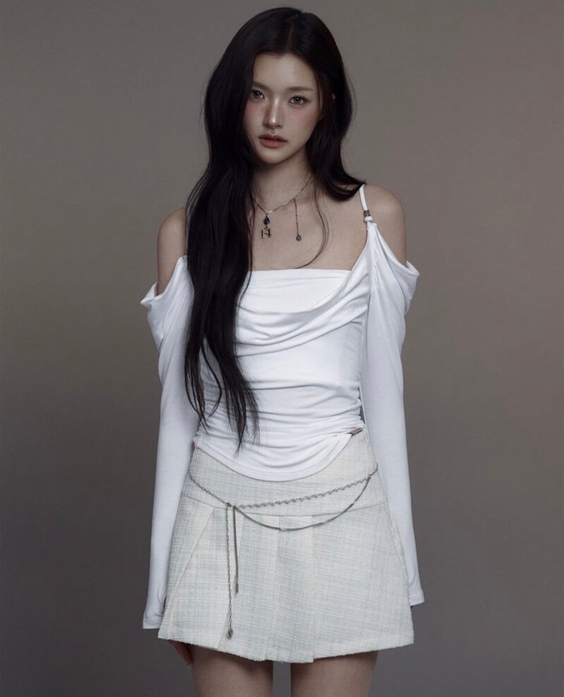 뉴얼린 이브드레이핑 오프숄더 블라우스 상품이미지1