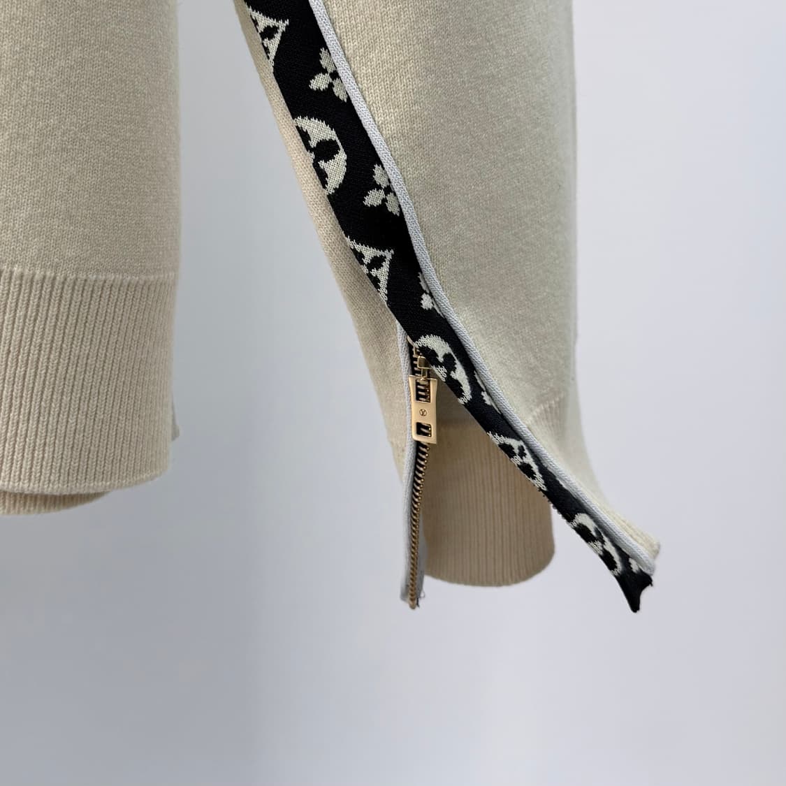 [S급/S] 루이비통 블루 오픈 슬리브 라운지웨어 모노그램 니트 상품이미지4