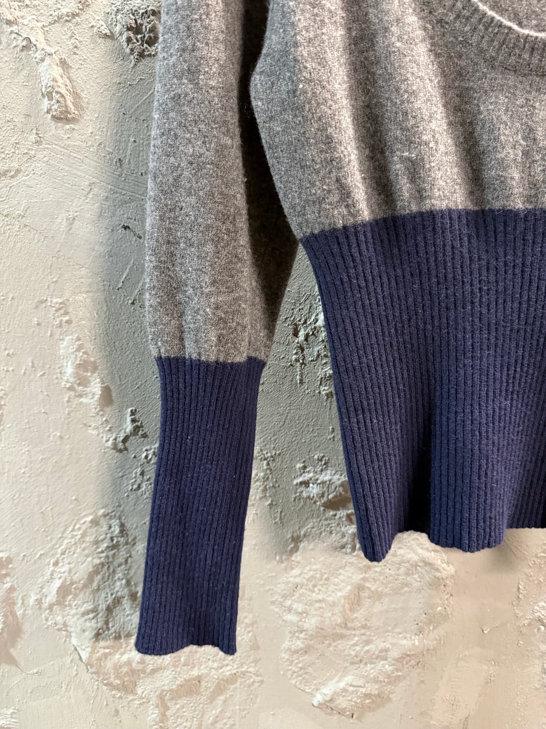 시슬리 SISLEY 투톤 브이넥 니트 그레이/네이비 S 상품이미지2