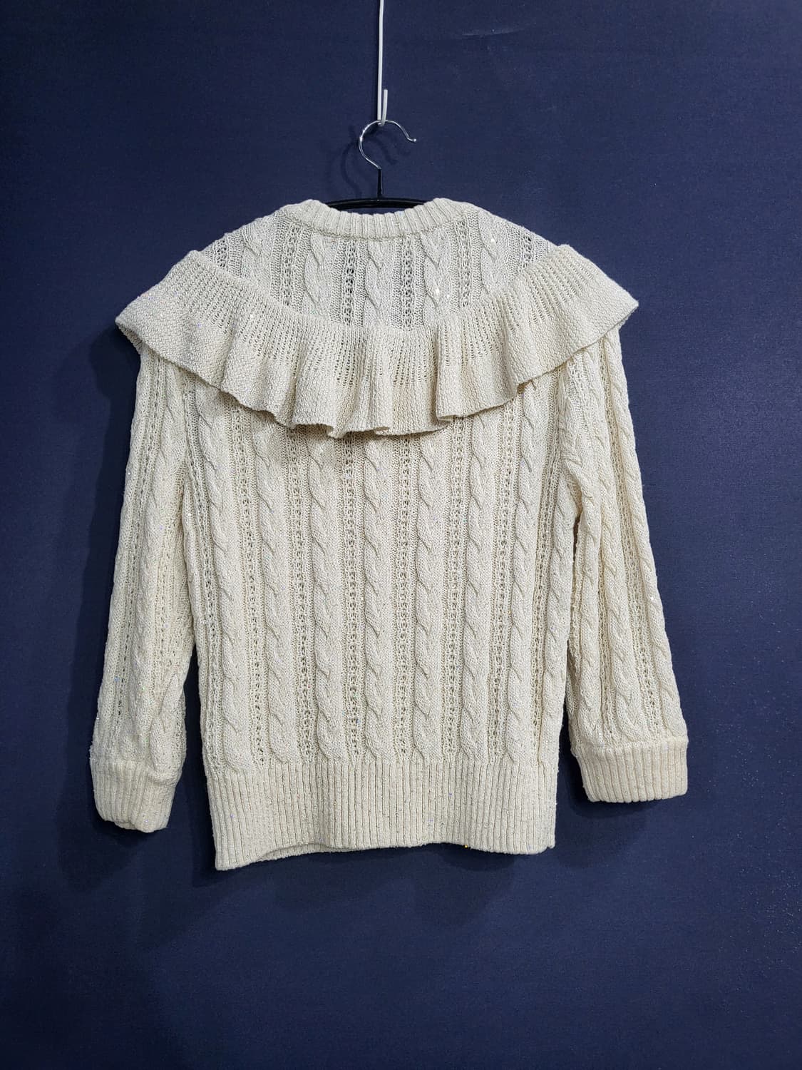 한섬 오브제 시퀸 프릴 니트탑 상품이미지8