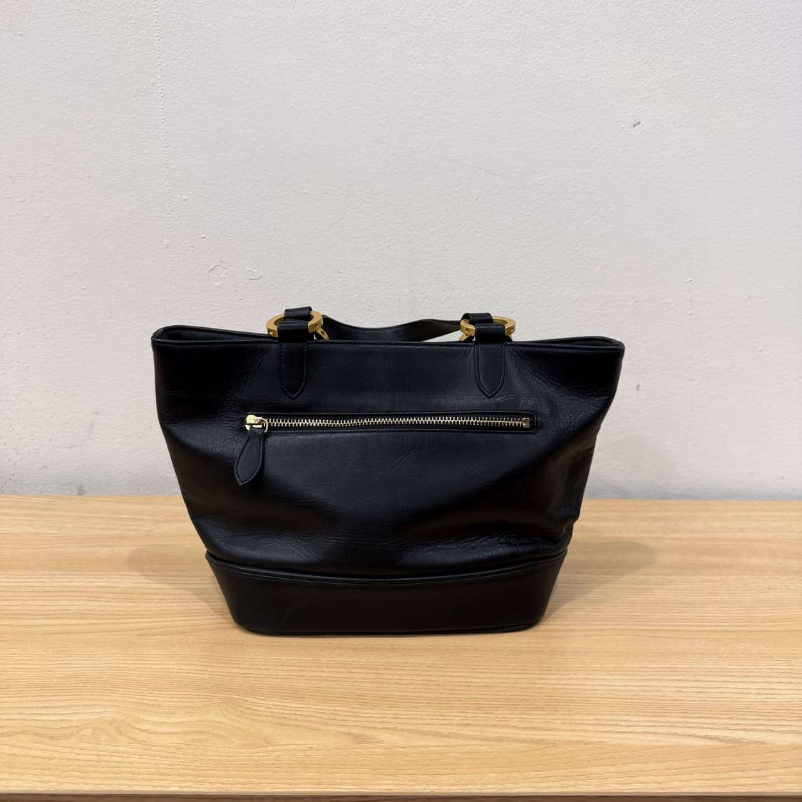 꾸레쥬 레더 토트백 빅 로고 엠보싱 골드 핸들 스트랩 파츠 디테일 블랙 상품이미지2