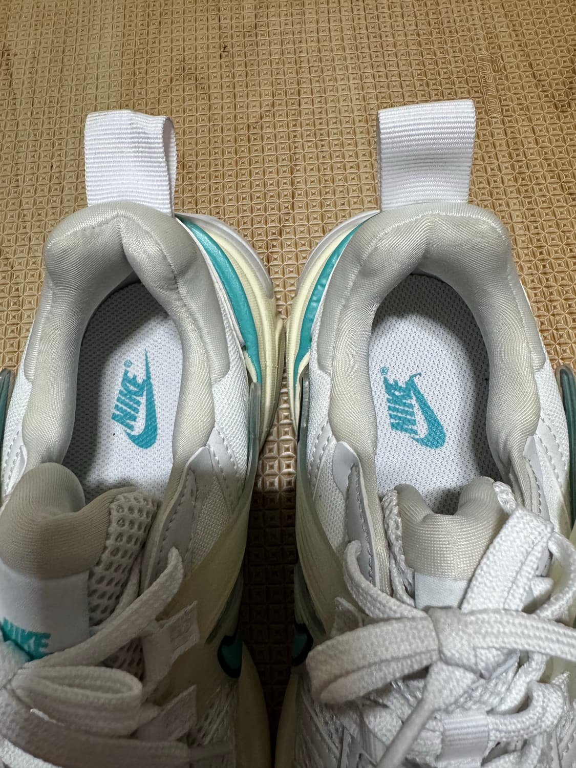 230 나이키 V2K 런 코코넛밀크 상품이미지6