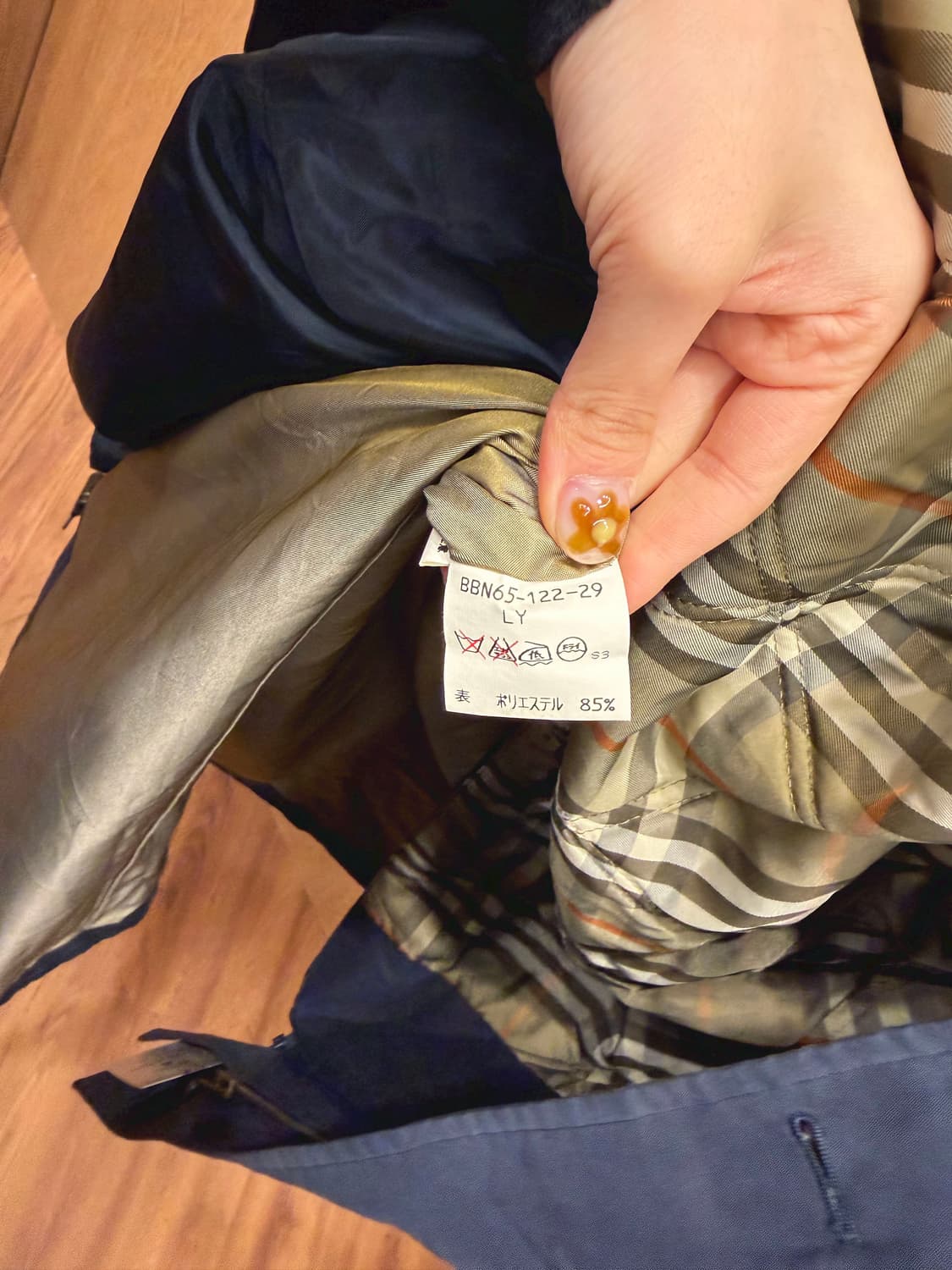 버버리 후드 코트 베이지 체크 안감 배색 드로우 스트링 레귤러핏 네이비 상품이미지6