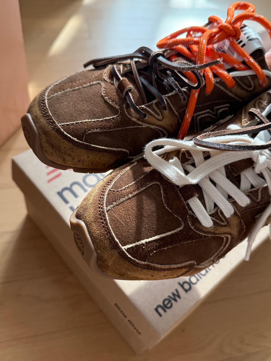 뉴발란스 X 미우미우 스웨이드 및 메쉬 스니커즈 상품이미지4