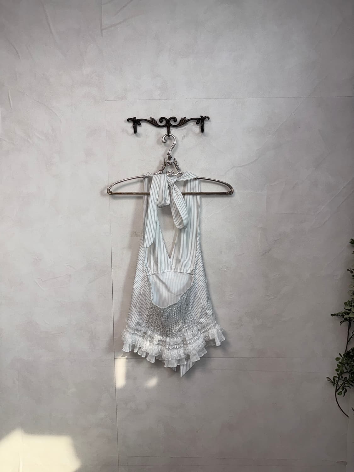 White stripe ribbon lace halter 슬리브리스 상품이미지7