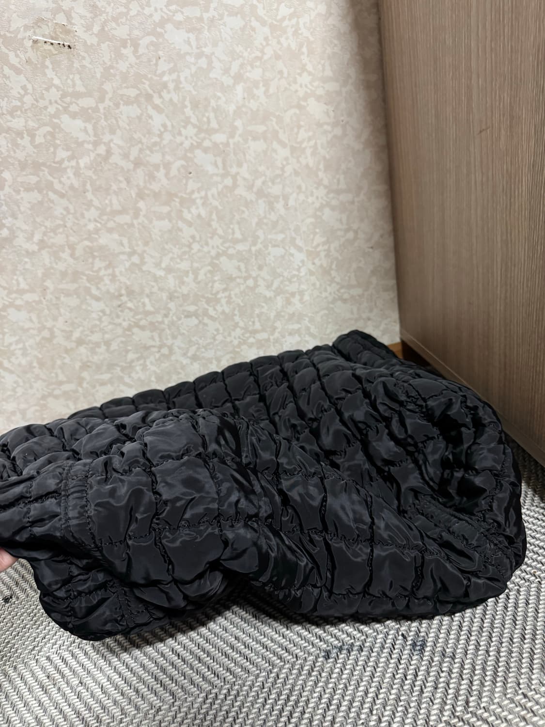 COS 코스 퀼팅 오버사이즈 숄더백 블랙 상품이미지3