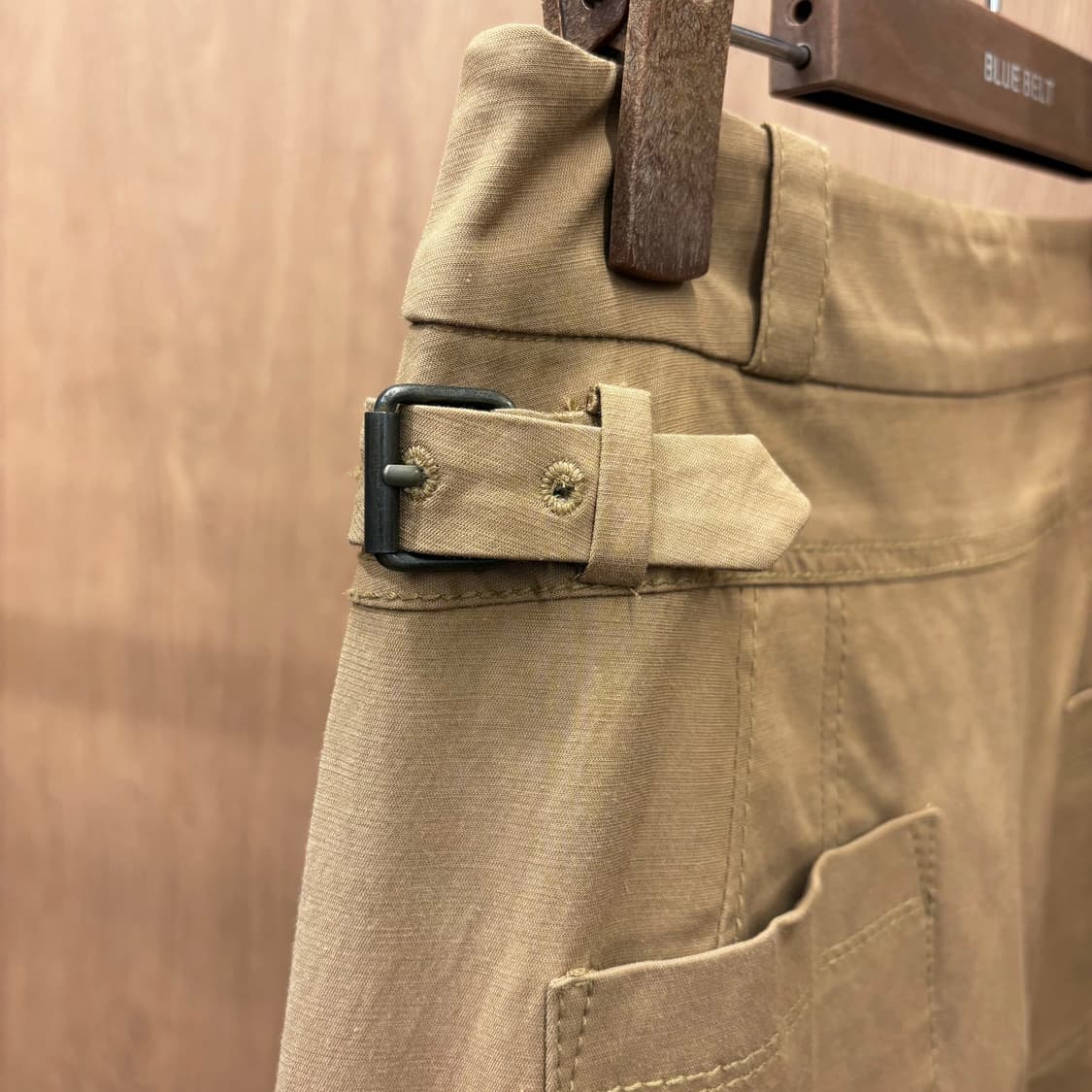 질스튜어트 숏 팬츠 사선 랩 사이드 버클 스트랩 포켓 디테일 베이지 상품이미지6