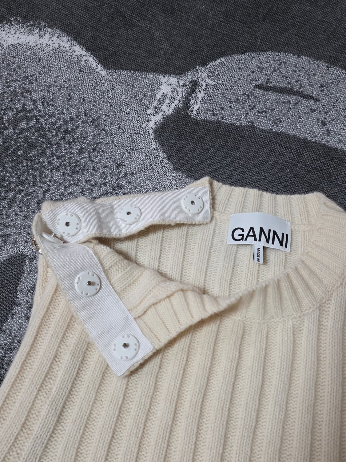 가니 GANNI 주얼리 버튼 니트 베스트 상품이미지4