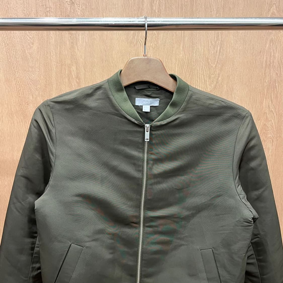 코스 봄버 자켓 항공 점퍼 리브 커프스 밑단 더블 포켓 디테일 카키 상품이미지4