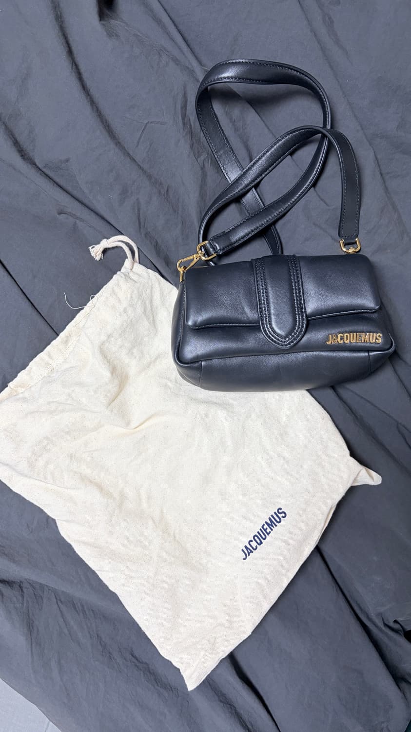 [Jacquemus] 자크뮈스 르 쁘띠 푸퍼 램스킨 밤비무백 블랙 상품이미지2