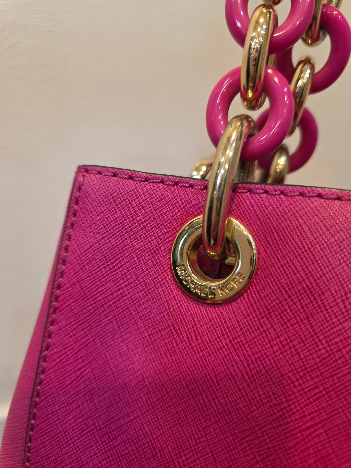 마이클코어스 신시아  스몰 푸시아 사첼백 상품이미지3