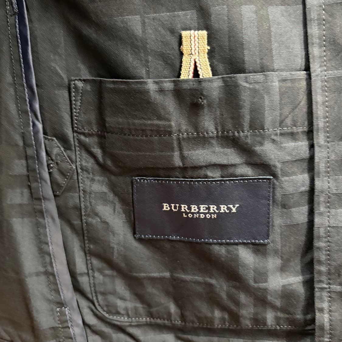 버버리 런던 코튼 카라 자켓 톤온톤 체크 패턴 플랩 포켓 디테일 블랙 상품이미지6