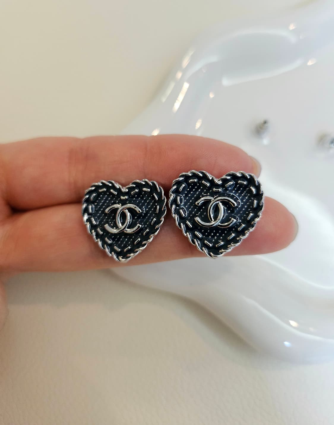 샤넬 업사이클링 데님 하트  귀걸이 상품이미지5