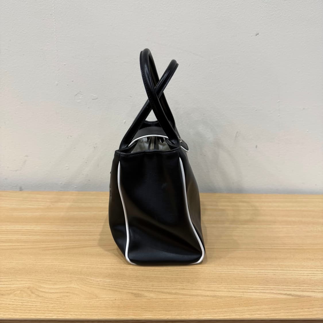 꾸레쥬 레더 스퀘어 토트백 화이트 파이핑 로고 스트랩 디테일 블랙 상품이미지3