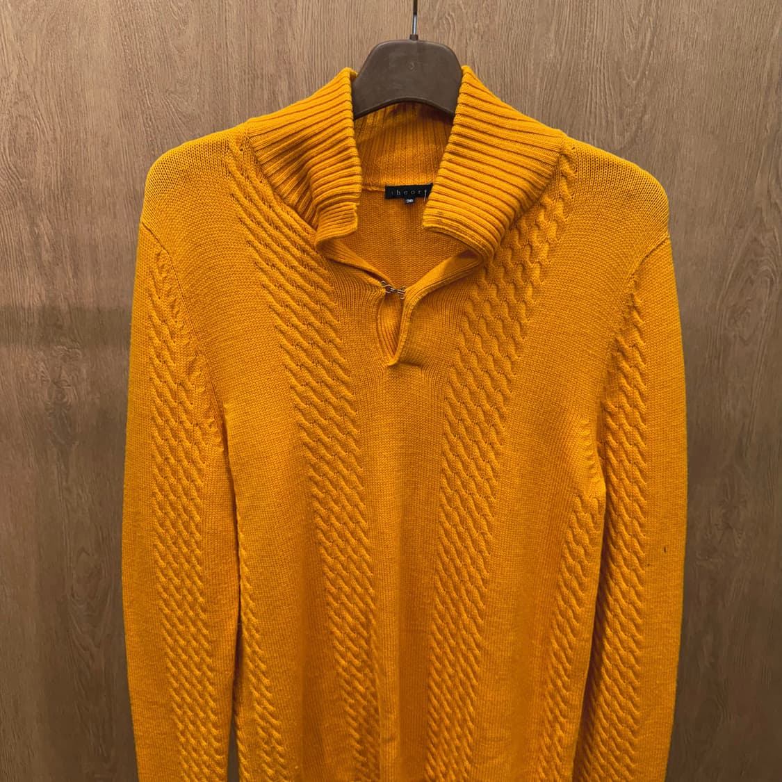 띠어리 하이넥 울 케이블 니트 하프 집업 여밈 디테일 레귤러핏 오렌지 상품이미지4