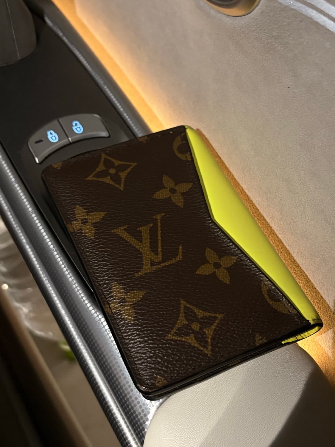 루이비통 포켓오거나이저 모노그램 형광 상품이미지1