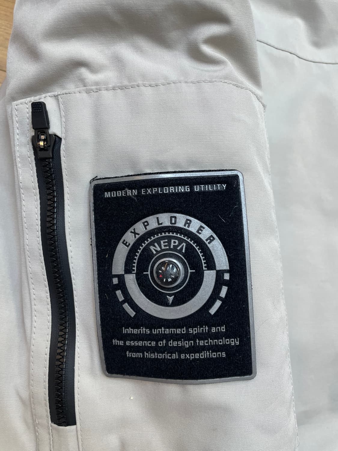 아이보리색 네파 익스플로러 패딩입니다. 100사이즈고 솜털 80% 함유되 상품이미지3