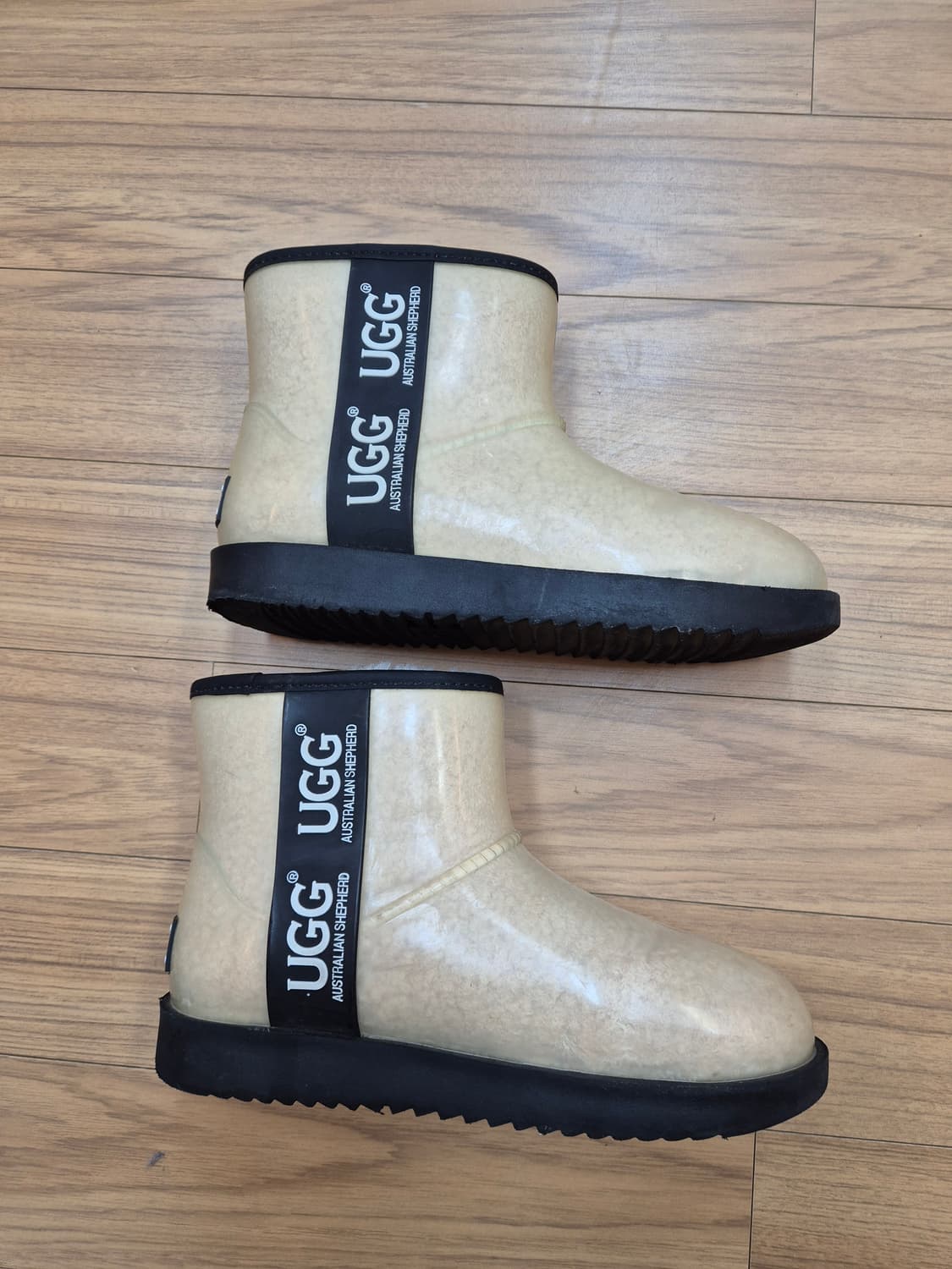 어그 클리어 부츠 EU37사이즈 팝니다. 겉은 클리어 소재로 되어있고,  상품이미지4