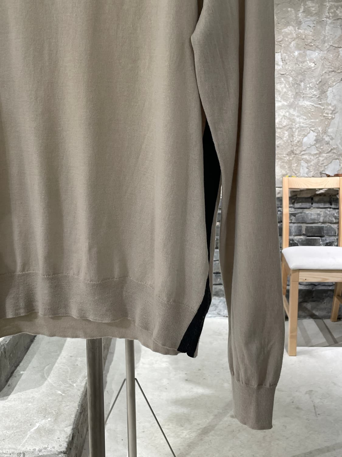 드리스 반 노튼 라이트 베이지 패널 돌먼 슬리브 씬 니트 상품이미지5