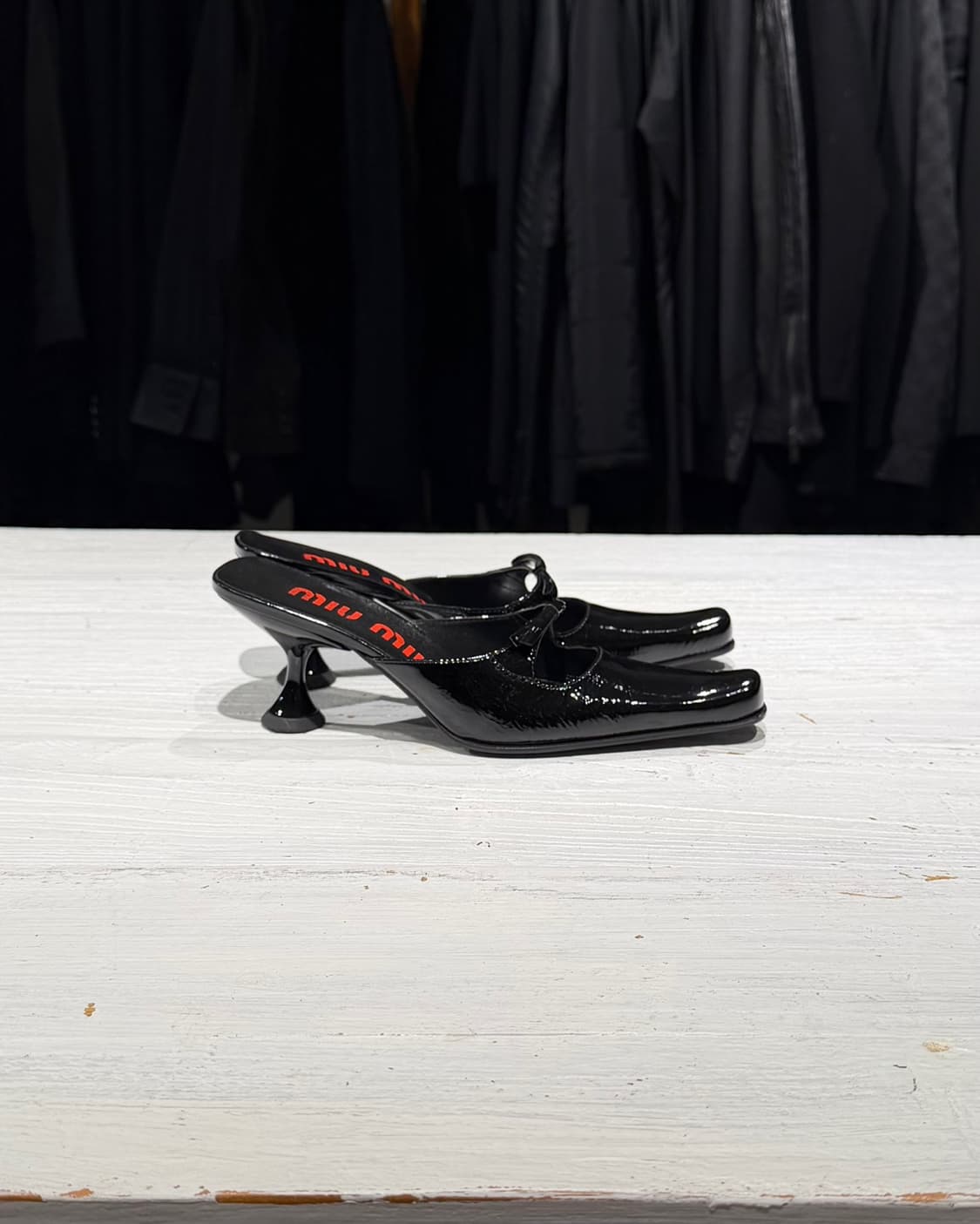 미우미우 블랙 리본 페이턴트 레더 샌들 뮬 상품이미지4