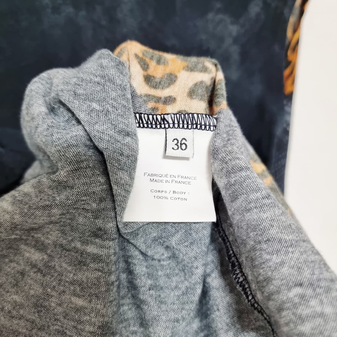 발망 슬리브리스 티 레오파드 프린팅 금장버튼 탑 (55/표기36) 상태굿 상품이미지5