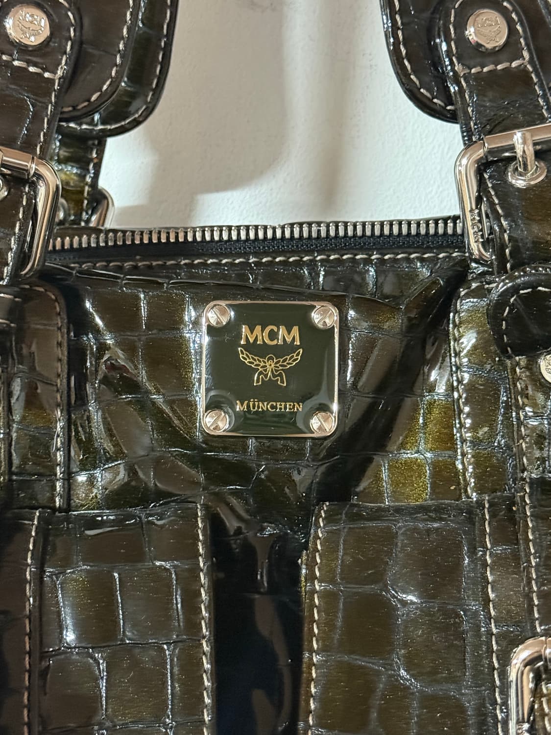 [희귀템] MCM 빈티지 y2k 블랙카키 크로커 패턴 페이턴트 크로스백 상품이미지4
