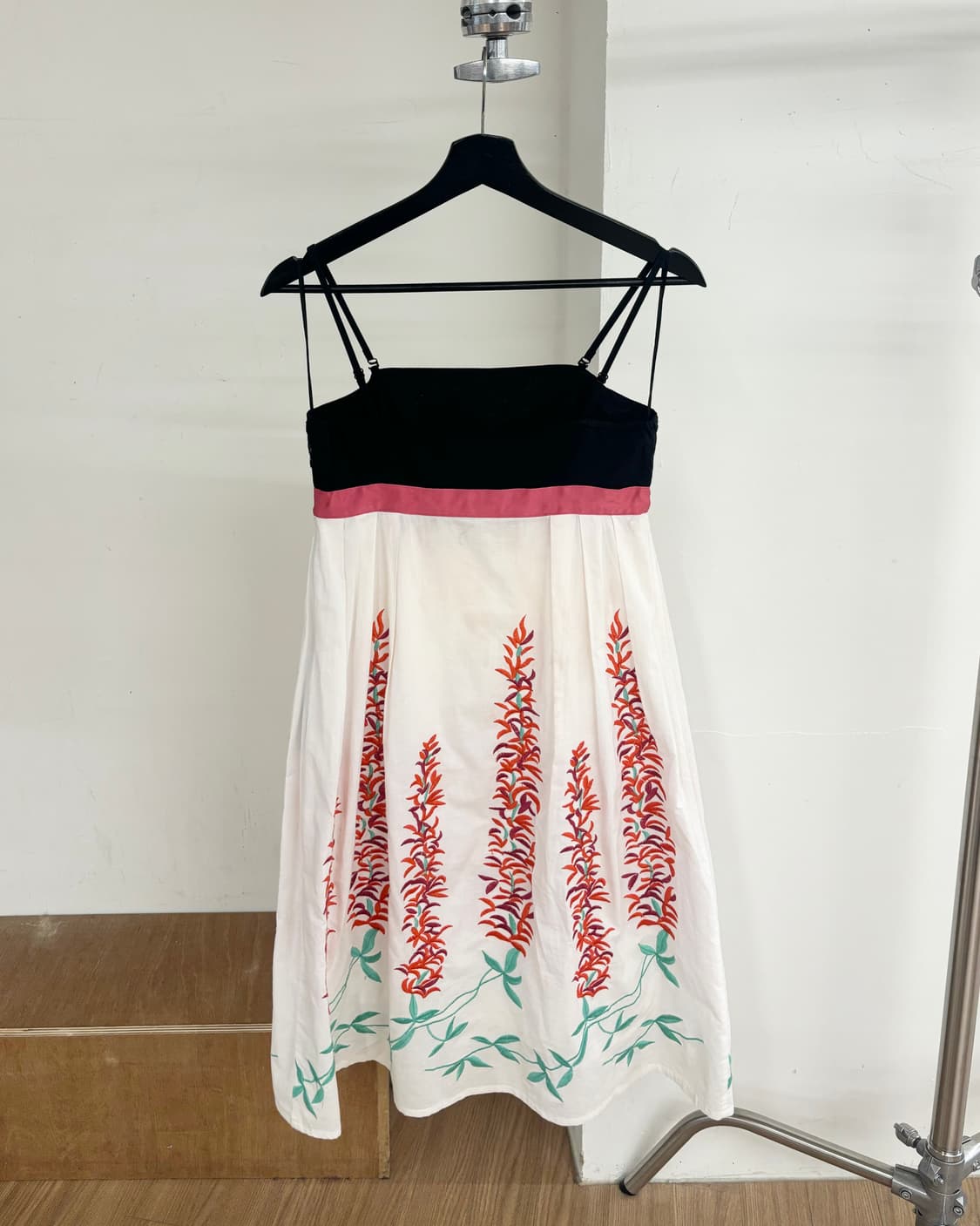 미우미우 엠브로이드 플라워 디테일 슬리브리스 원피스 상품이미지6