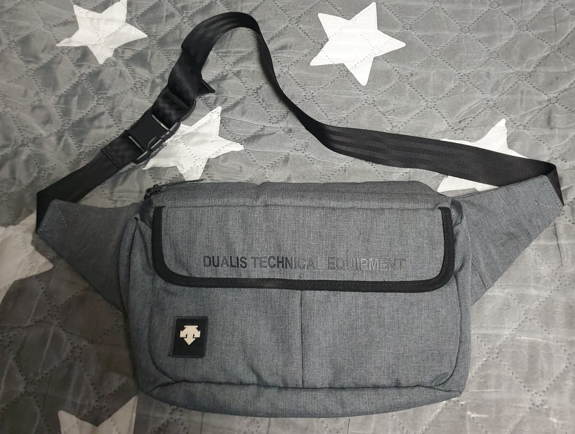 데상트 듀얼리스 가로형 크로스 메신저백 그레이 상품이미지1