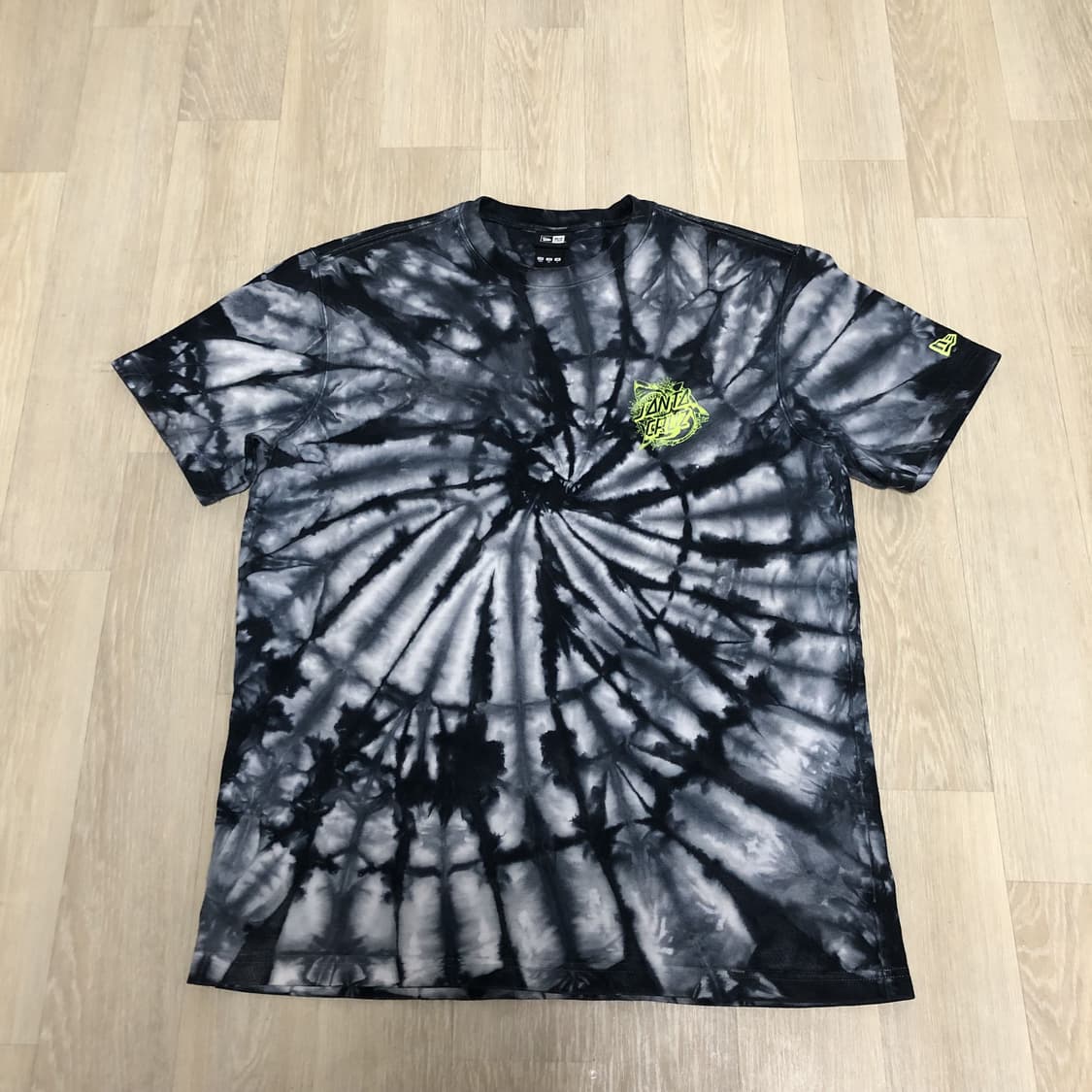 (XL) 뉴에라 X 산타크루즈 타이 다이 로고 티셔츠 상품이미지1