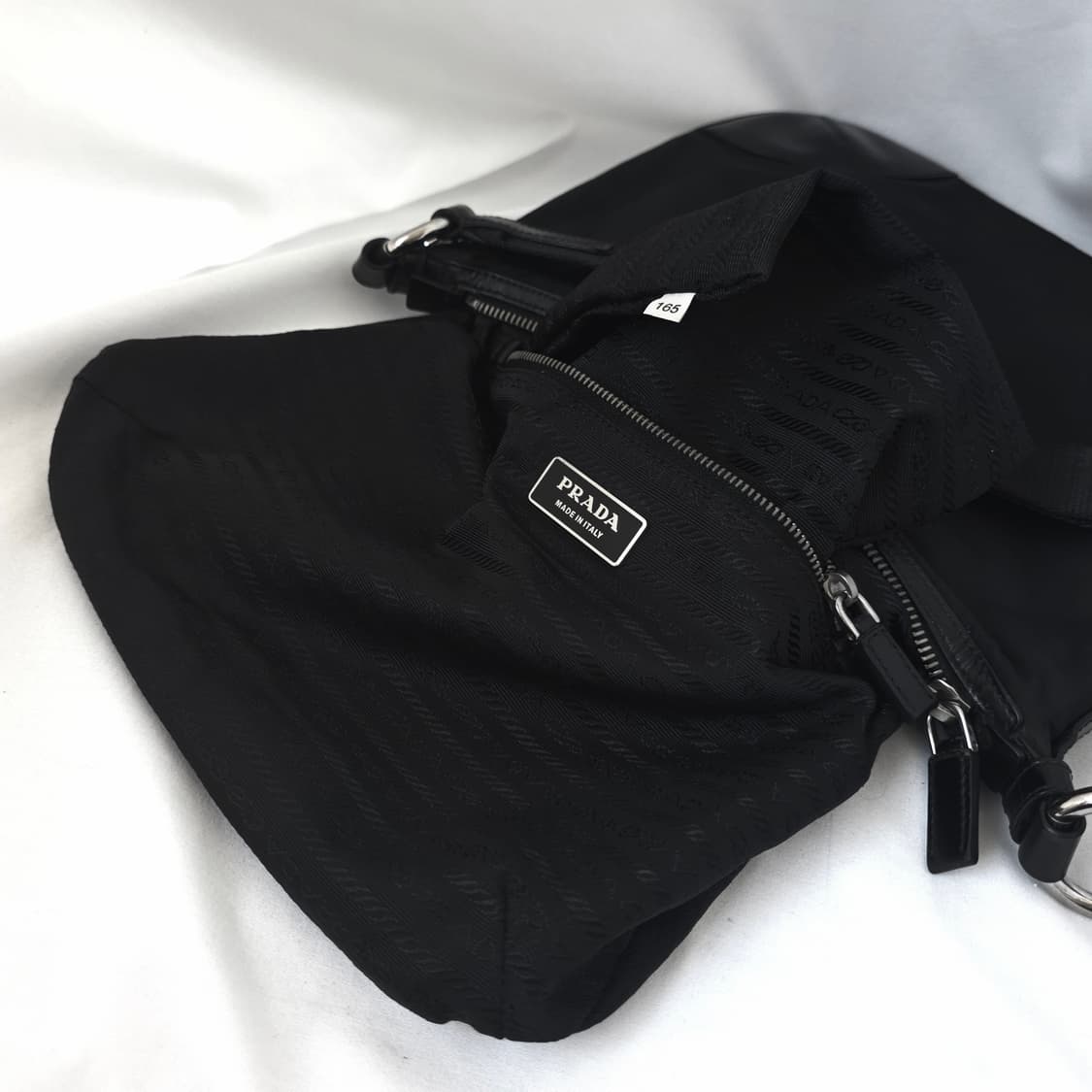 [정품 PRADA] 프라다 가죽 패치 나일론 크로스백 호보백 상품이미지9