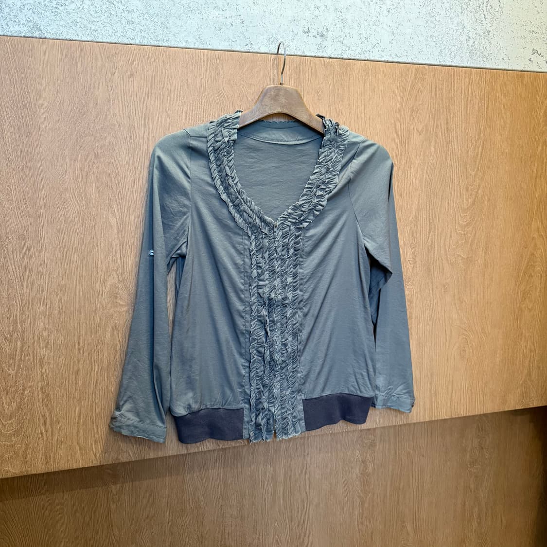 빈티지 브이넥 롱슬리브 집업 프릴 트리밍 디테일 레귤러핏 다크 그레이 상품이미지1