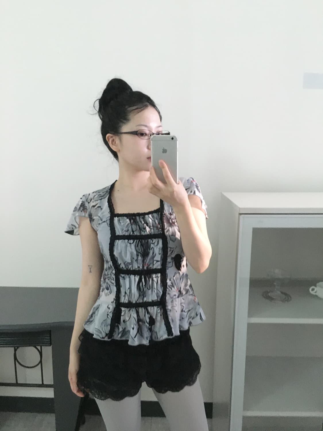 lace trimmed floral blouse 상품이미지1